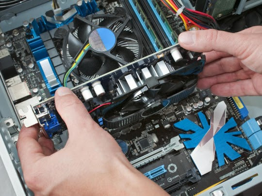Popravak prijenosnog računala – rastavljen laptop na radnom stolu